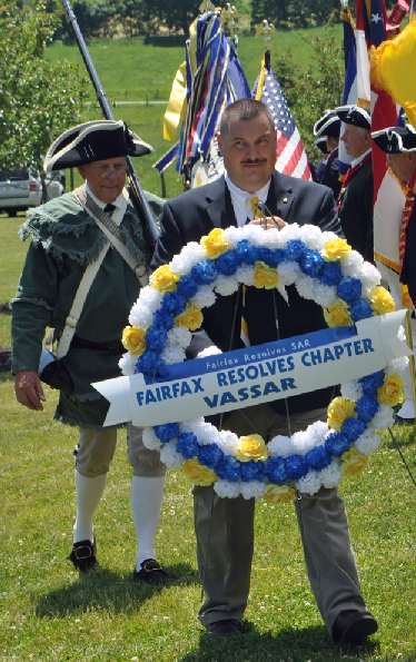 Compatriot Andrew Monahan presented the Fairfax Resolves wreath at the unveiling of the bronze plaque.